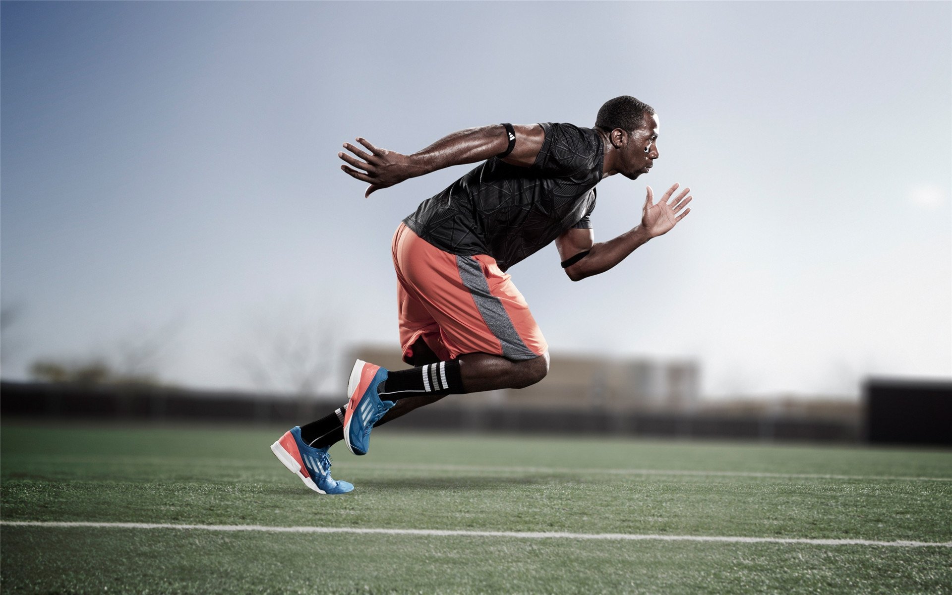 比利时骑手吉尔·托马斯在2024年国际马术联合会障碍赛世界巡回赛中以“Bella”马匹获得个人第六名,表现出色。